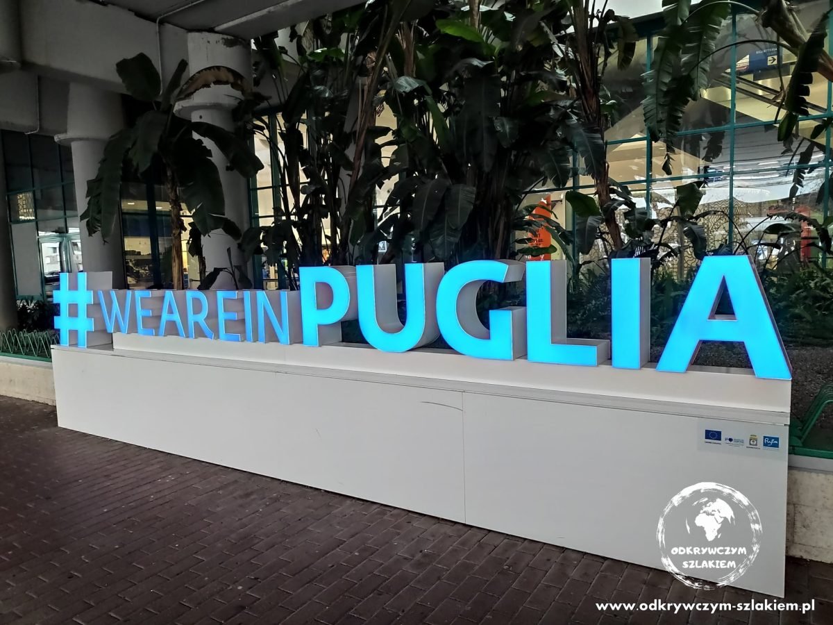 Napis #WEAREINPUGLIA na lotnisku Bari-Karol Wojtyła