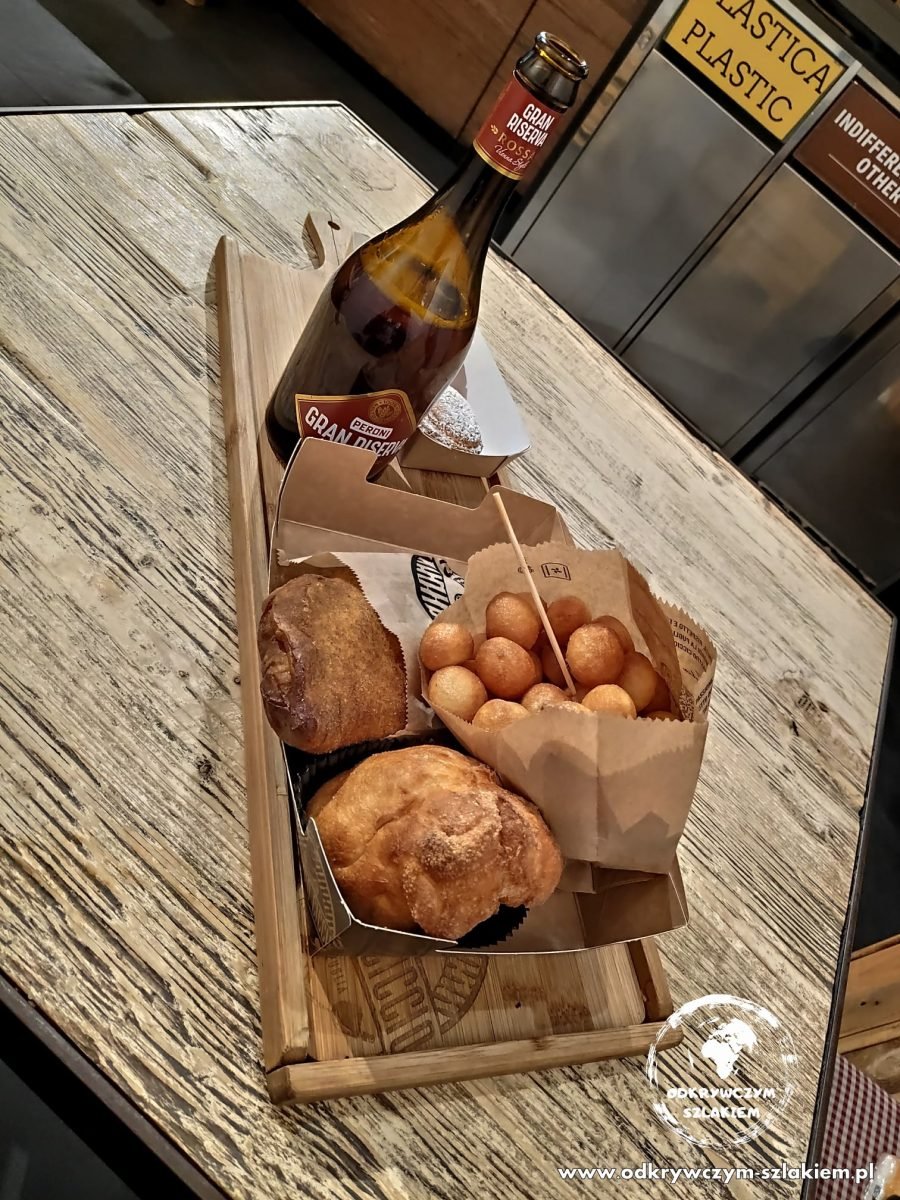 Przekąski w papierowym pudełku i butelka piwa w barze Mastro Ciccio w Bari
