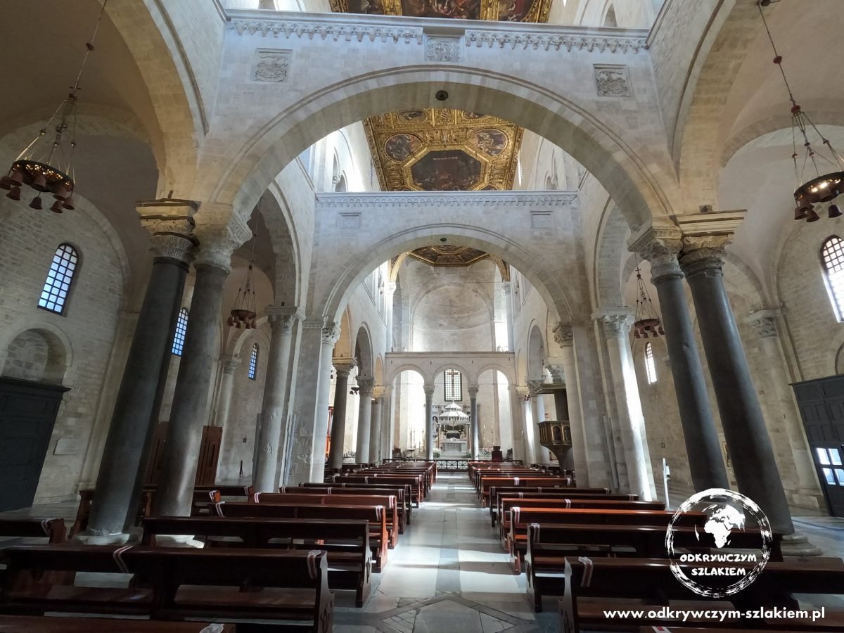 Wnętrze bazyliki św. Mikołaja (Basilica di San Nicola) w Bari