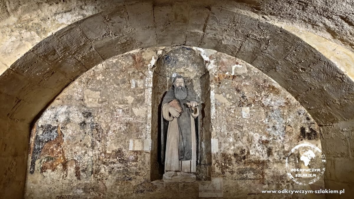Figura świętego w niszy z resztkami fresków w skalnym kościele Sant’Antonio Abate w Materze
