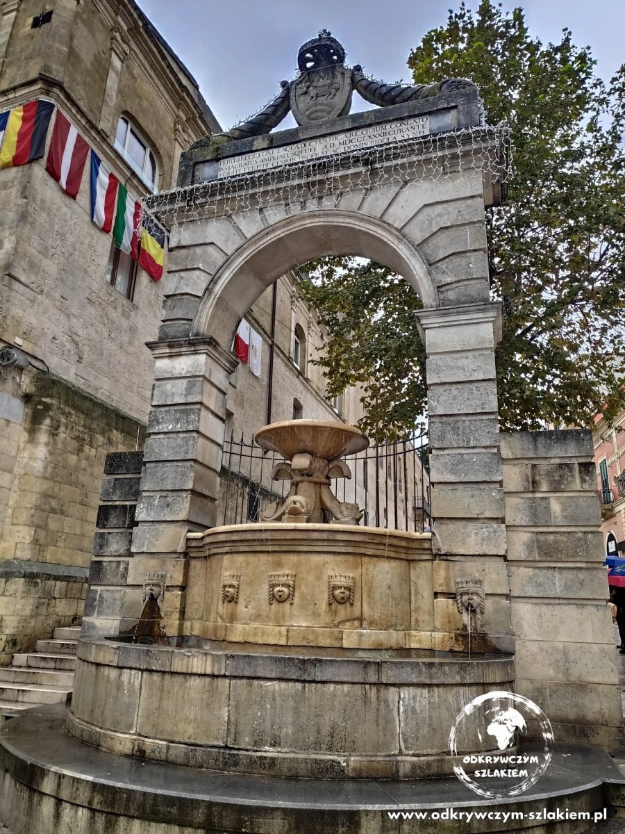 Fontanna Ferdinandea w centrum Matery