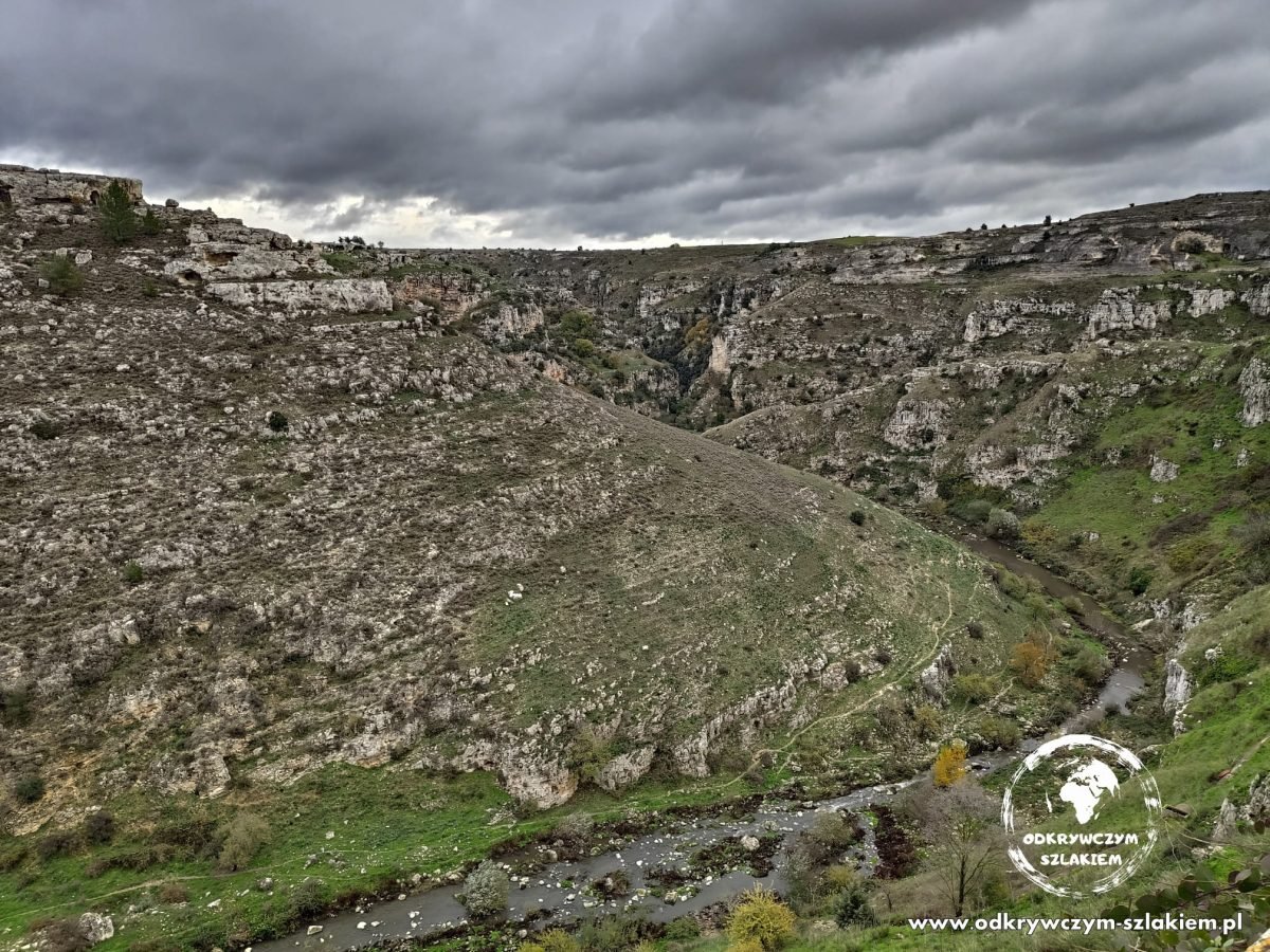 Wąwóz Gravina di Matera z potokiem Torrente Gravina na dnie