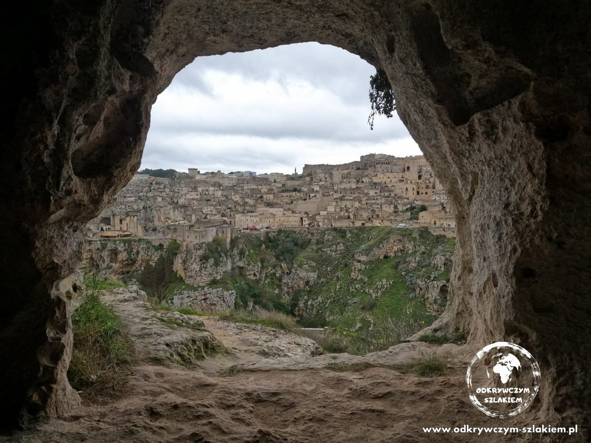 Widok z jaskini po drugiej stronie wąwozu na Sassi di Matera