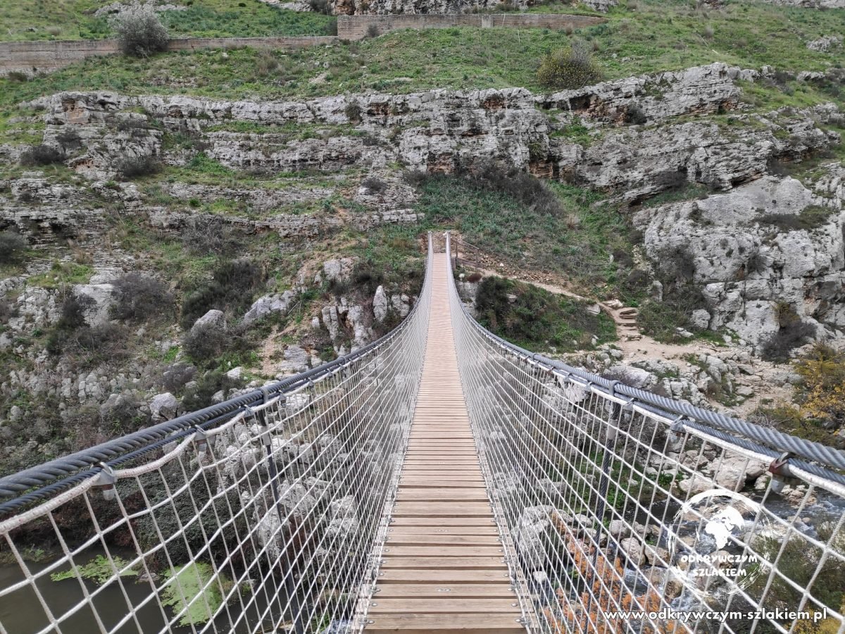 Wiszący most tybetański (Ponte Tibetano della Gravina) nad wąwozem w Materze