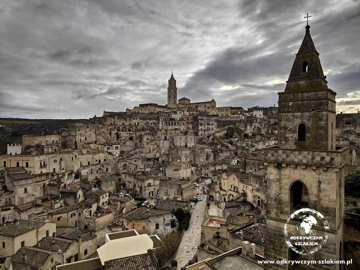 Panorama Sassi di Matera – skalne miasto z dzwonnicą kościoła na pierwszym planie