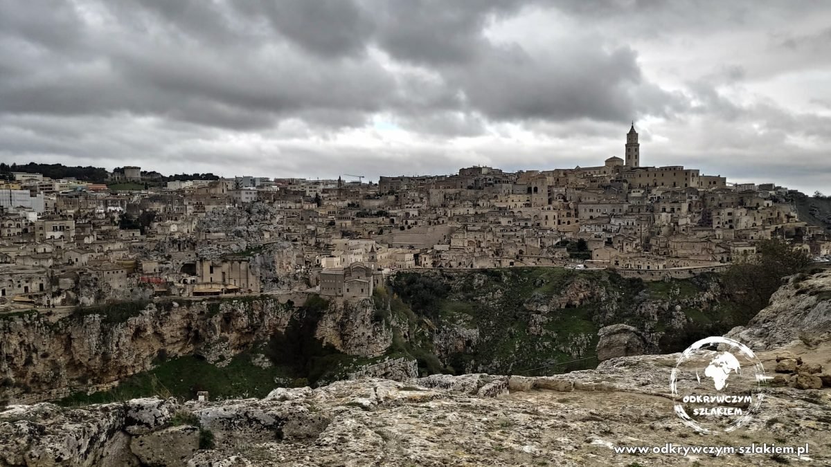 Panorama Sassi di Matera z przeciwnej strony wąwozu Gravina