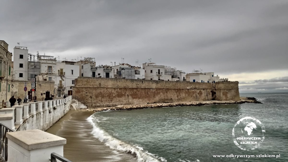 Plaża Cala Porta Vecchia pod murami starego miasta w Monopoli