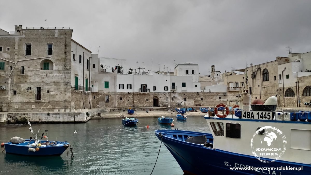 Antyczny port w Monopoli z łodziami i kamienicami starego miasta