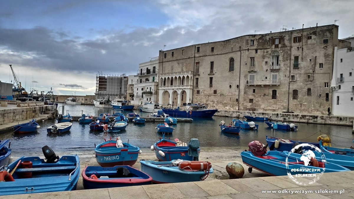 Niebieskie łodzie rybackie w antycznym porcie (Porto antico) w Monopoli