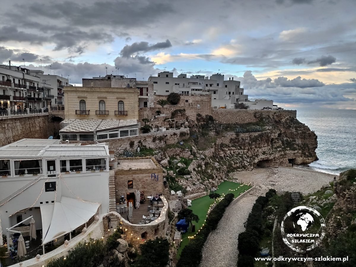 Plaża Lama Monachile między klifami w Polignano a Mare widziana z góry