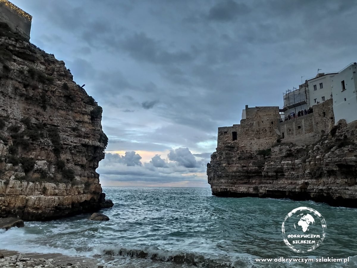 Wapienne klify z domami starego miasta nad zatoczką Lama Monachile w Polignano a Mare