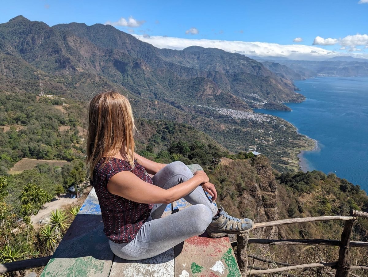 Patrycja na drewnianym podeście na Indian Nose nad jeziorem Atitlán