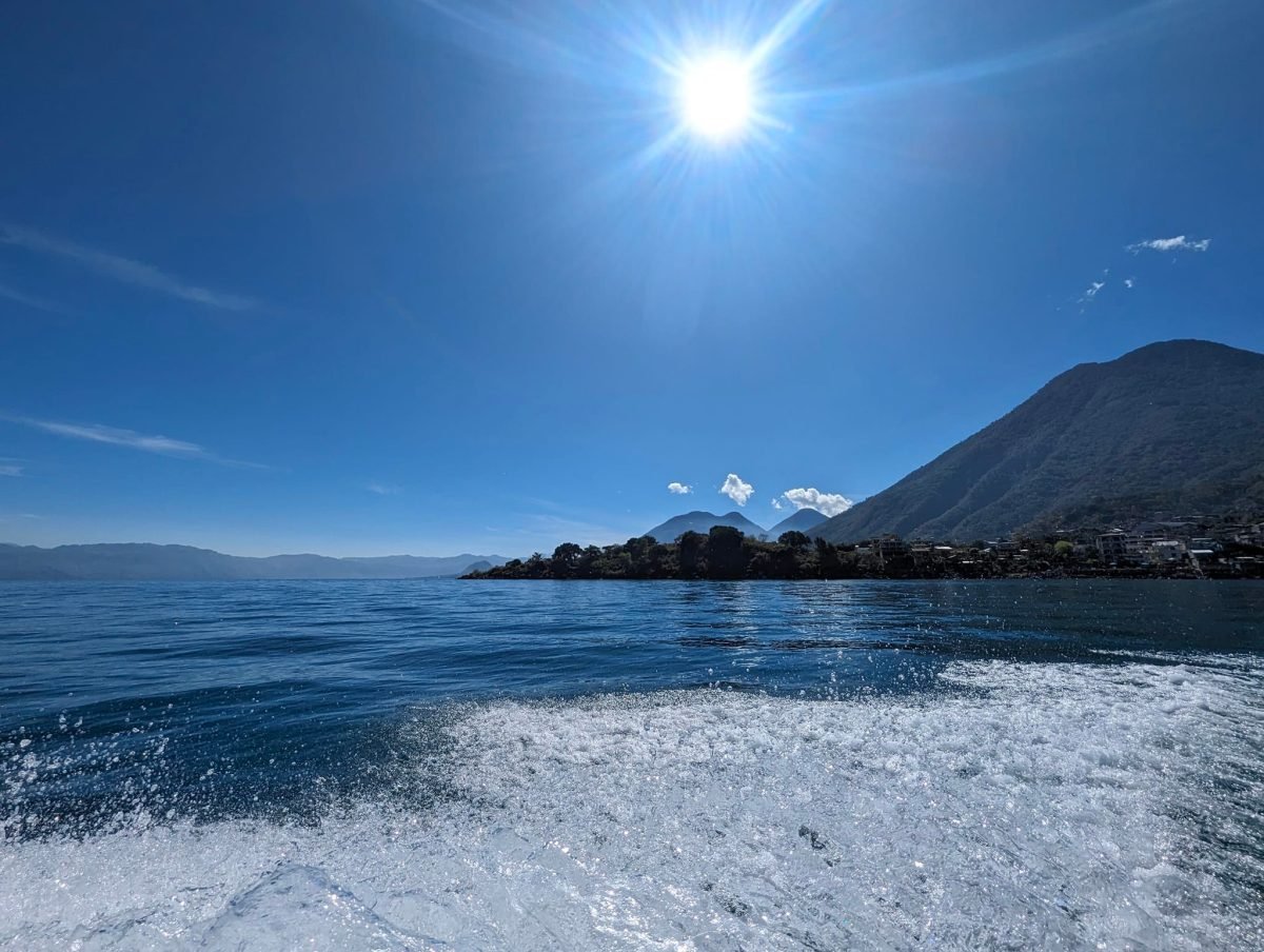 Rejs łodzią po jeziorze Atitlán – ślad łodzi na wodzie, w tle wulkan San Pedro oraz Tolimán i Atitlán