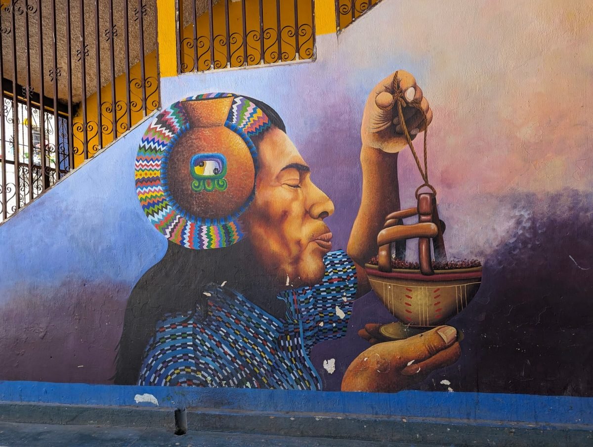 Mural z Majem trzymającym kadzielnicę na ścianie domu w San Juan La Laguna