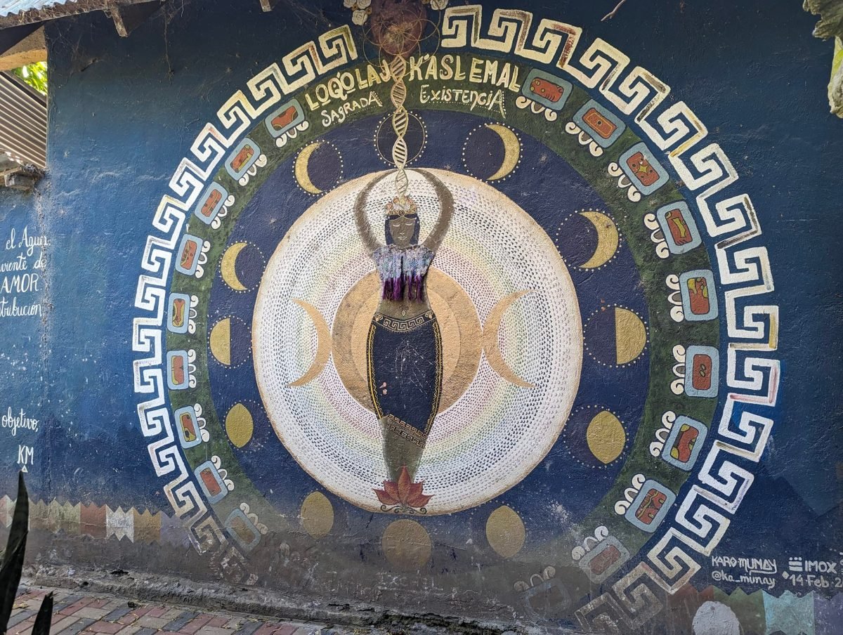 Mural z boginią księżyca i napisem „Sagrada Existencia” w San Marcos La Laguna