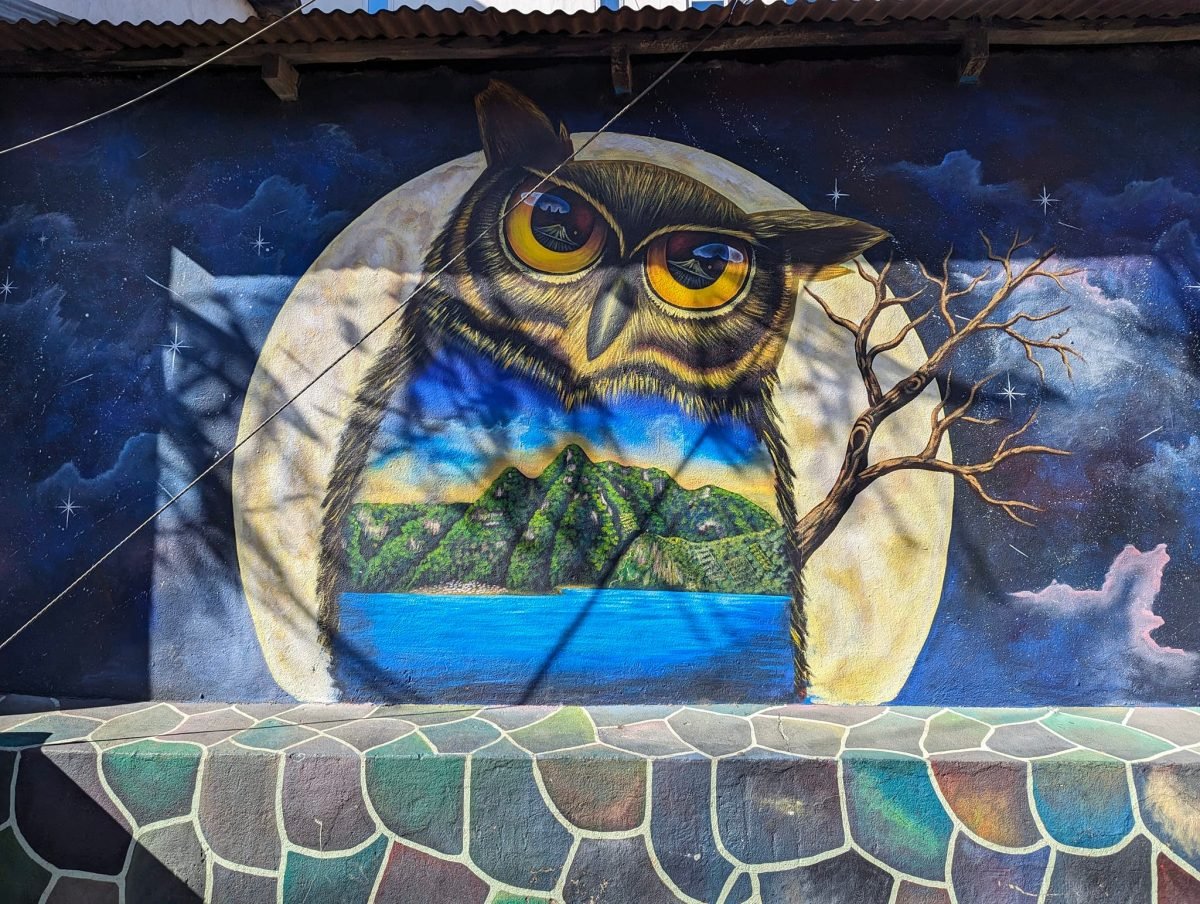 Mural z sową i jeziorem Atitlán na ścianie w San Juan La Laguna