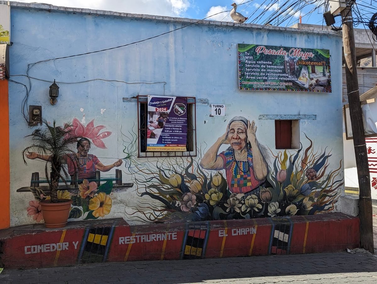 Mural z tkaczką przy krośnie i starszą kobietą w tradycyjnym stroju na ścianie w San Juan La Laguna