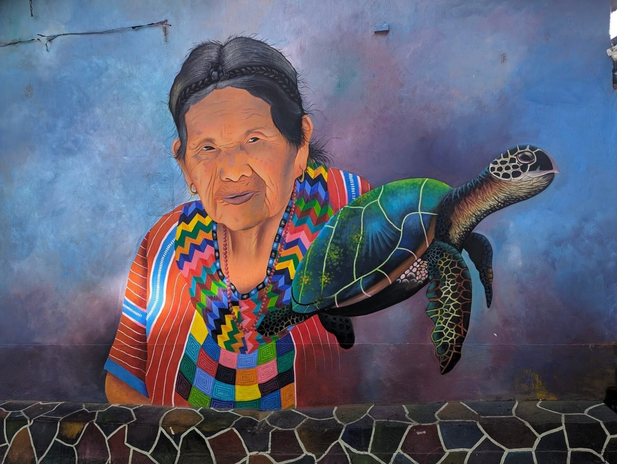 Mural ze starszą kobietą i żółwiem w San Juan La Laguna