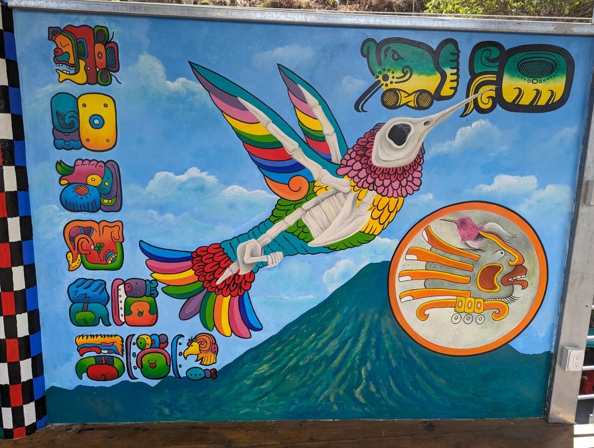 Mural z kolibrem, majańskimi glifami i wulkanem w punkcie widokowym Nido del Colibrí