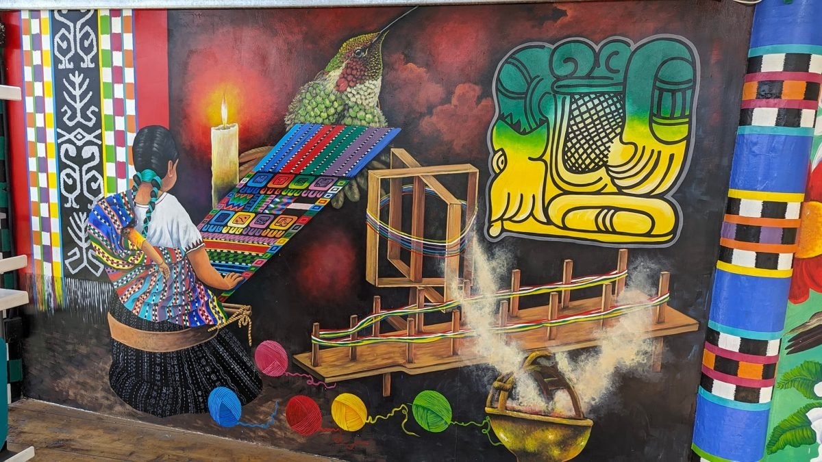 Mural z majańską tkaczką przy krośnie i kolibrem w punkcie widokowym Nido del Colibrí