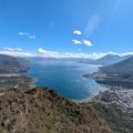 Panorama jeziora Atitlán z punktu widokowego Indian Nose – po prawej San Juan i San Pedro La Laguna u stóp wulkanu San Pedro, w oddali kolejne wulkany