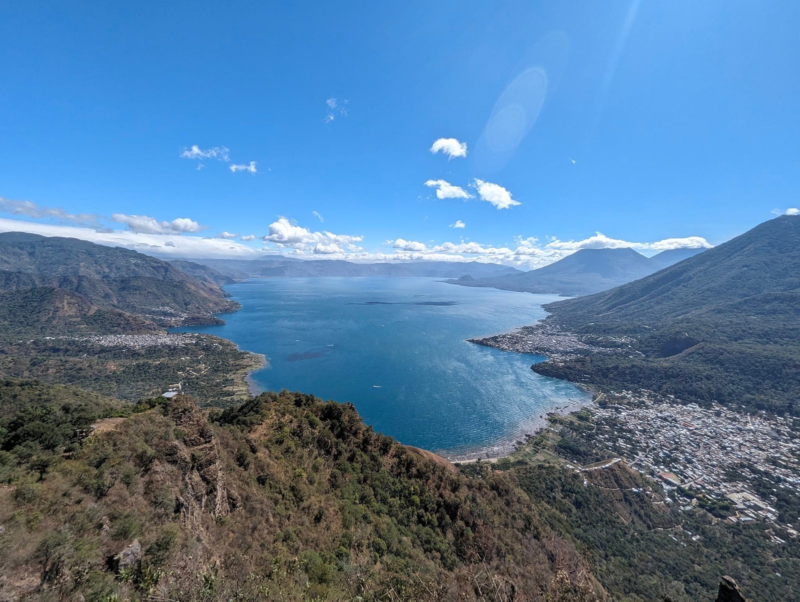 Panorama jeziora Atitlán z punktu widokowego Indian Nose – po prawej San Juan i San Pedro La Laguna u stóp wulkanu San Pedro, w oddali kolejne wulkany