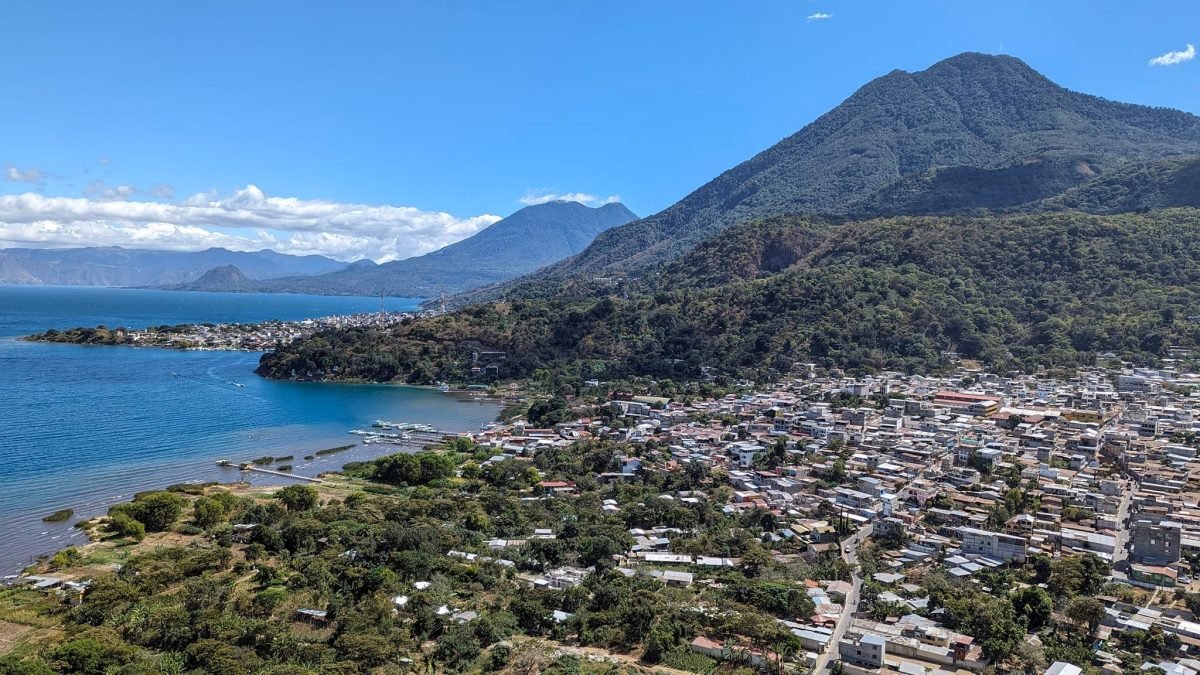 San Juan La Laguna z góry, za zatoką San Pedro La Laguna na półwyspie i wulkan San Pedro, w oddali wzgórze Cerro de Oro