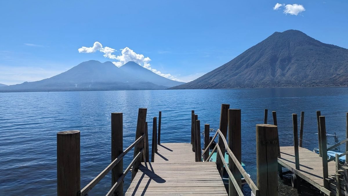 Pomost w San Marcos La Laguna nad jeziorem Atitlán, w tle wulkan San Pedro oraz Tolimán i Atitlán