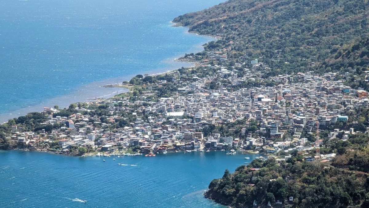 Zabudowa San Pedro La Laguna nad zatoką jeziora Atitlán widziana z góry