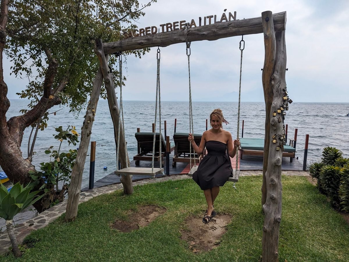 Patrycja na huśtawce Sacred Tree Atitlán nad brzegiem jeziora w Santa Cruz La Laguna