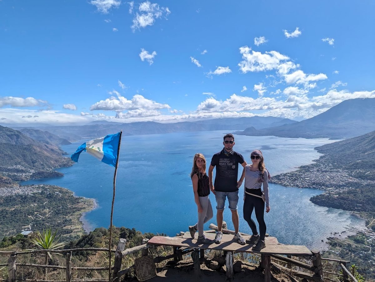 Na szczycie Indian Nose z Magdą obok flagi Gwatemali, w dole jezioro Atitlán i miasteczka nad brzegiem