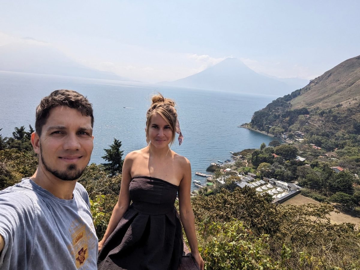 Selfie na punkcie widokowym Mirador Tzanjuyú, w dole jezioro Atitlán i brzeg Santa Cruz La Laguna, w oddali wulkan