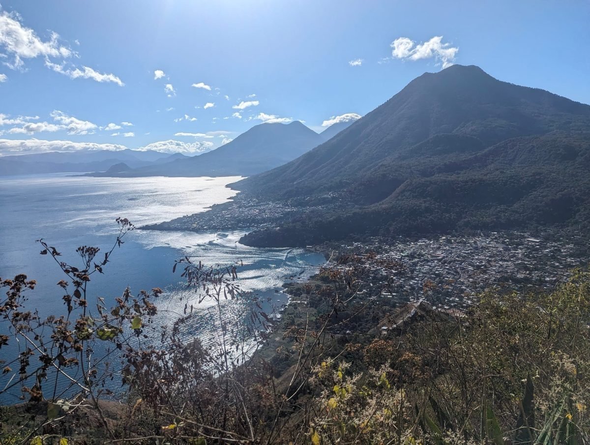 Widok z punktu Cerro de la Cruz na San Juan i San Pedro La Laguna pod wulkanem San Pedro, po lewej nad jeziorem wzgórze Cerro de Oro