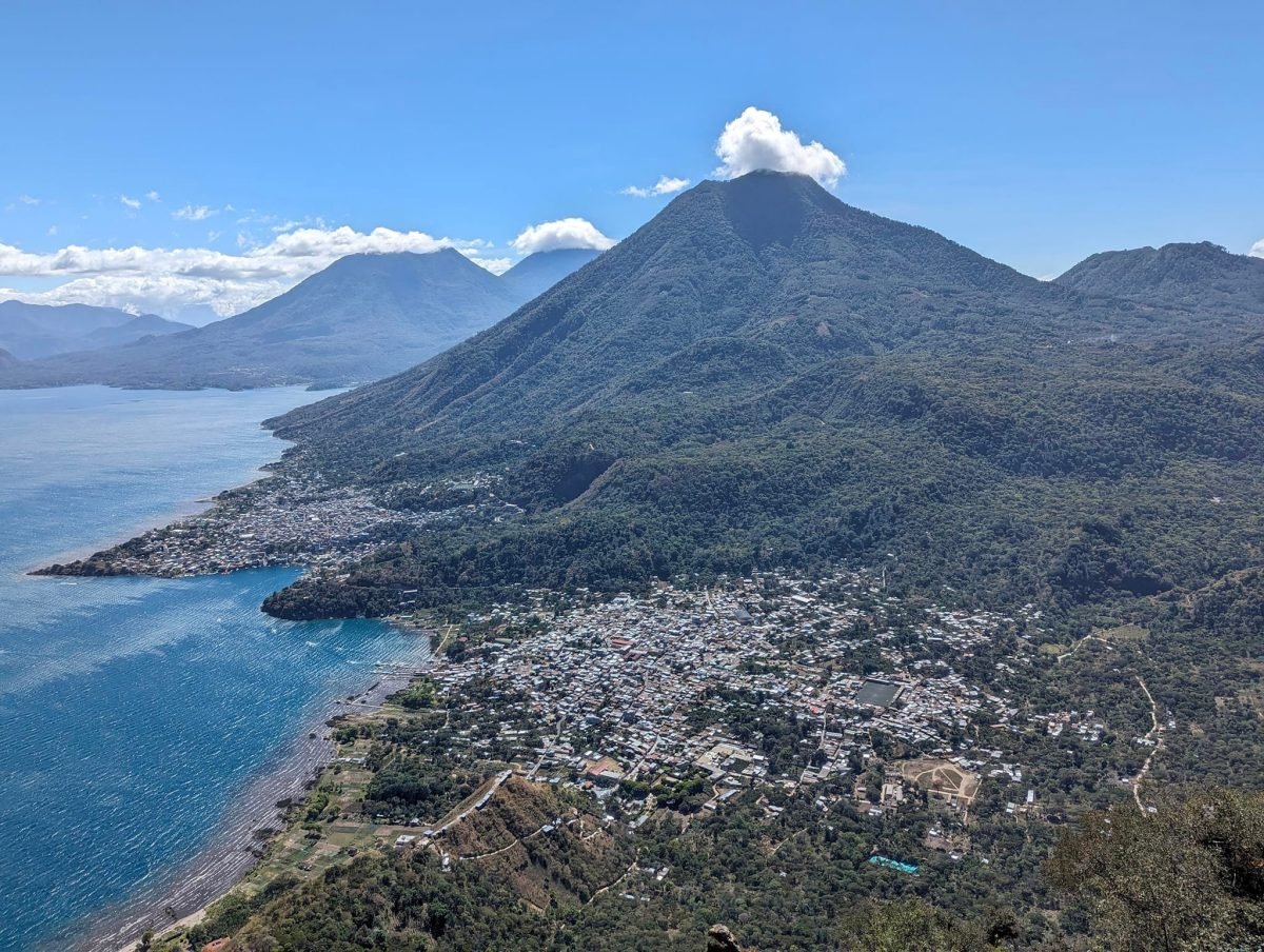 Widok z Indian Nose na San Juan i San Pedro La Laguna nad jeziorem Atitlán, za nimi wulkan San Pedro oraz Tolimán i Atitlán