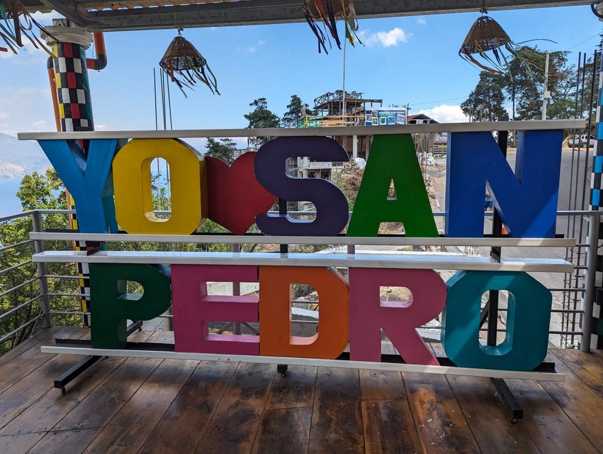 Kolorowy napis „Yo ♥ San Pedro” na tarasie widokowym nad San Pedro La Laguna