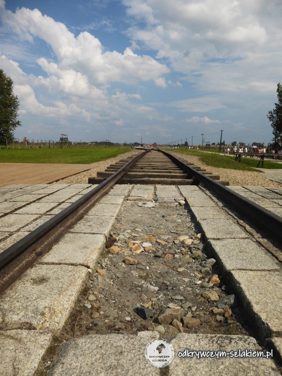 El final de las vías en la rampa de Birkenau con la «Puerta de la Muerte» a lo lejos