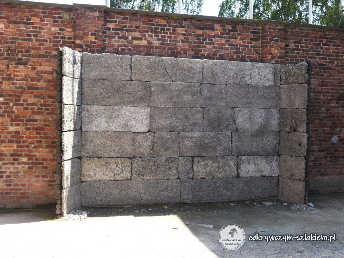 El Muro de la Muerte de losas grises en el patio entre los bloques 10 y 11 de Auschwitz I