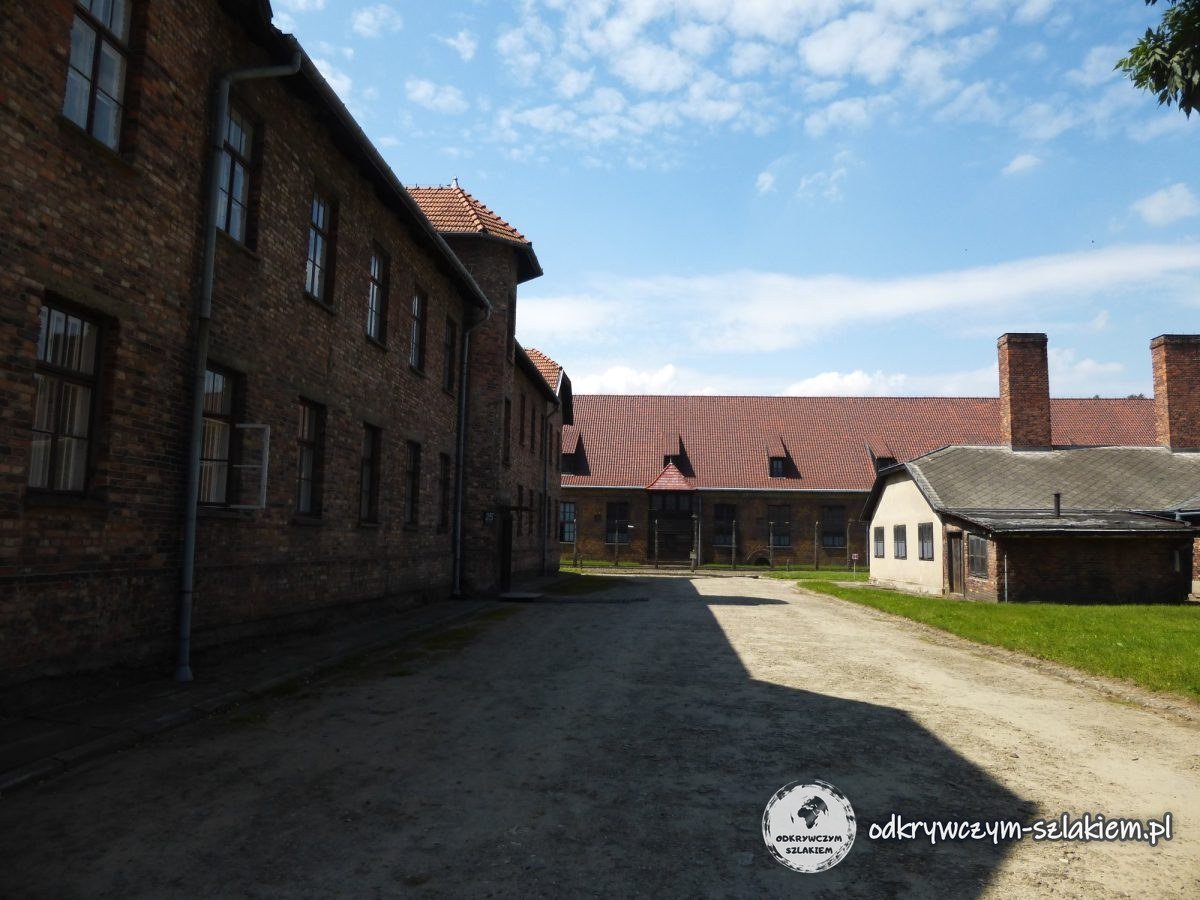 Una callejuela del campo entre bloques de ladrillo y barracones bajos en Auschwitz I
