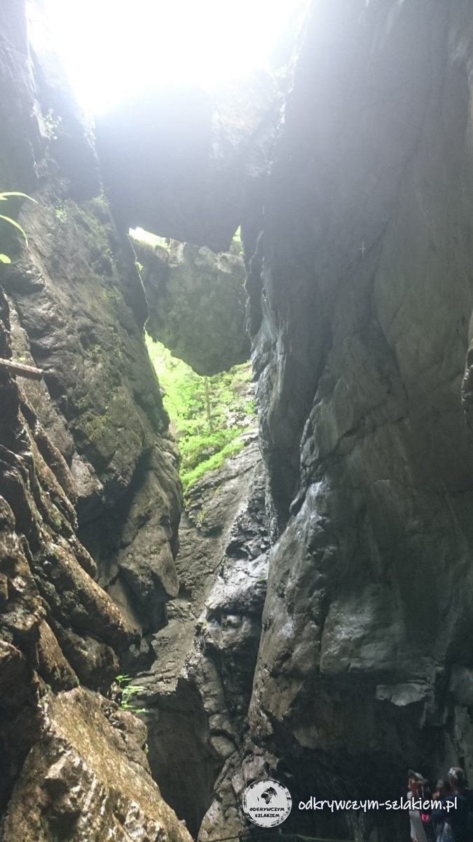 Senkrechte Felswände der Breitachklamm, von oben einfallendem Sonnenlicht beleuchtet