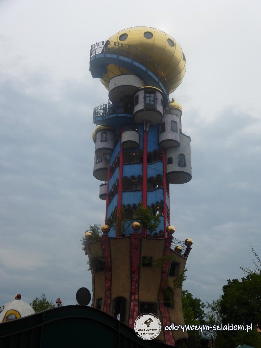 Der Kuchlbauer-Turm in Abensberg mit bunten Säulen und einer goldenen Kugel auf der Spitze