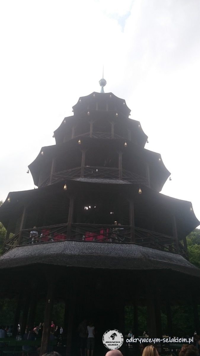 Der hölzerne Chinesische Turm im Englischen Garten in München