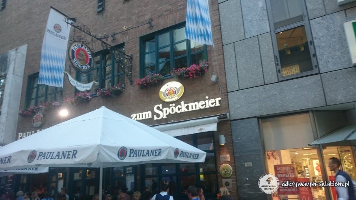 Das Lokal Zum Spöckmeier mit Paulaner-Sonnenschirmen und bayerischen Fahnen in der Münchner Innenstadt