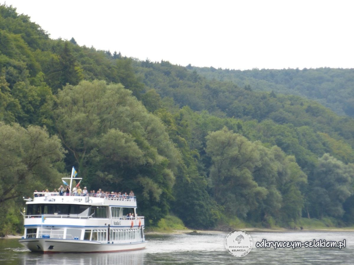 Ein weißes Ausflugsschiff auf der Donau im bewaldeten Durchbruch bei Weltenburg