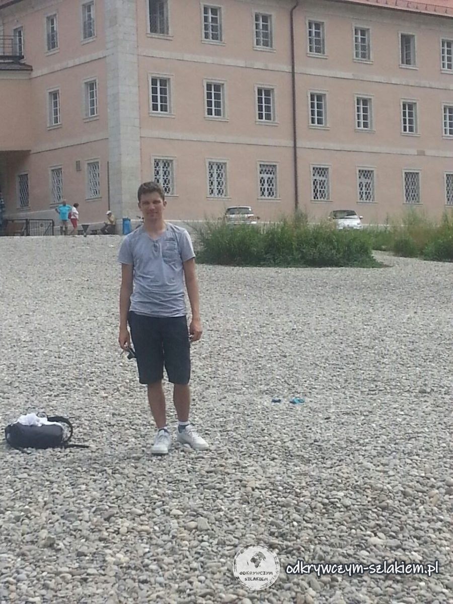 Maciek auf einer Kiesbank an der Donau vor dem Gebäude des Klosters Weltenburg