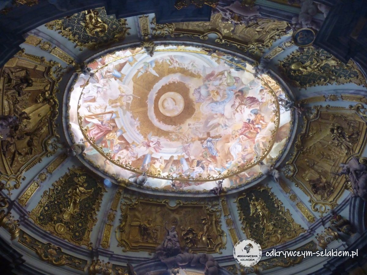 Die ovale Kuppel mit Fresko und vergoldetem Stuck in der Klosterkirche Weltenburg