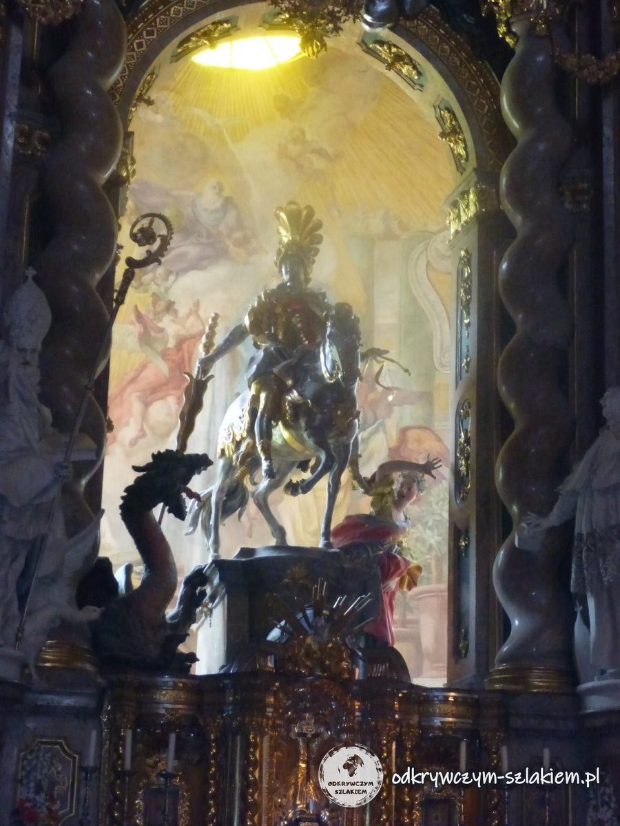 Die vergoldete Figur des heiligen Georg zu Pferd im Kampf mit dem Drachen am Hochaltar der Kirche in Weltenburg