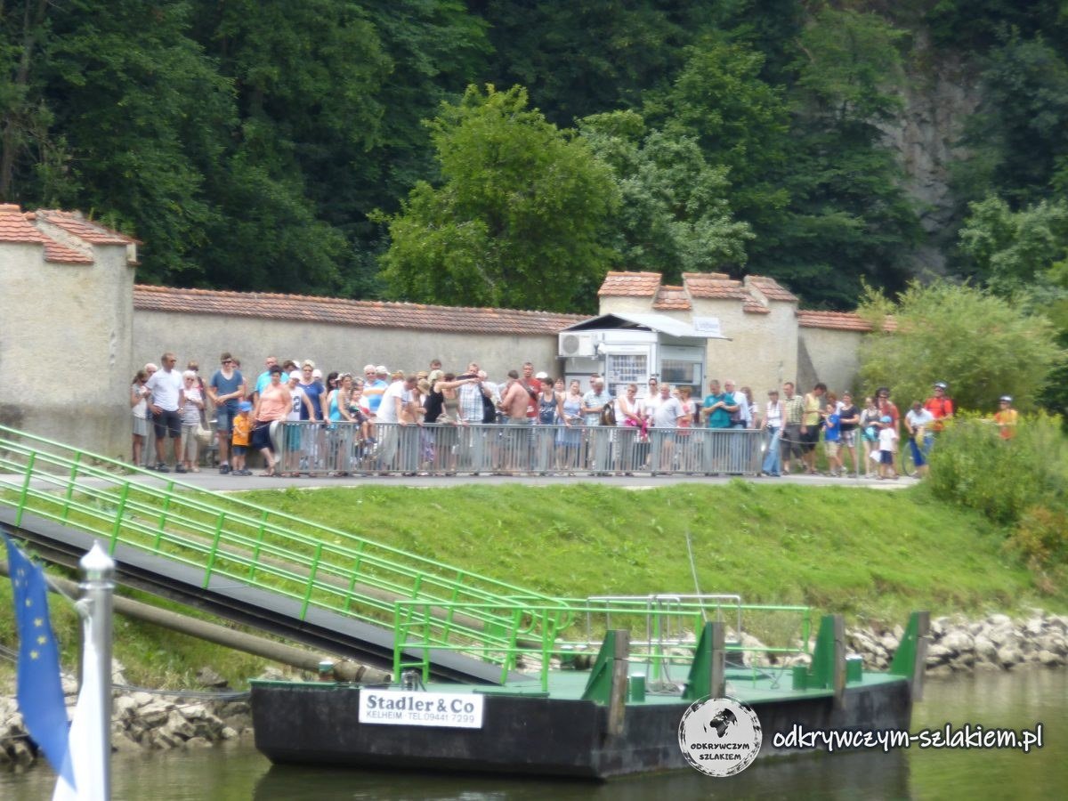 Die Schiffsanlegestelle unterhalb des Klosters Weltenburg mit einer Menge Touristen, die auf das Schiff warten