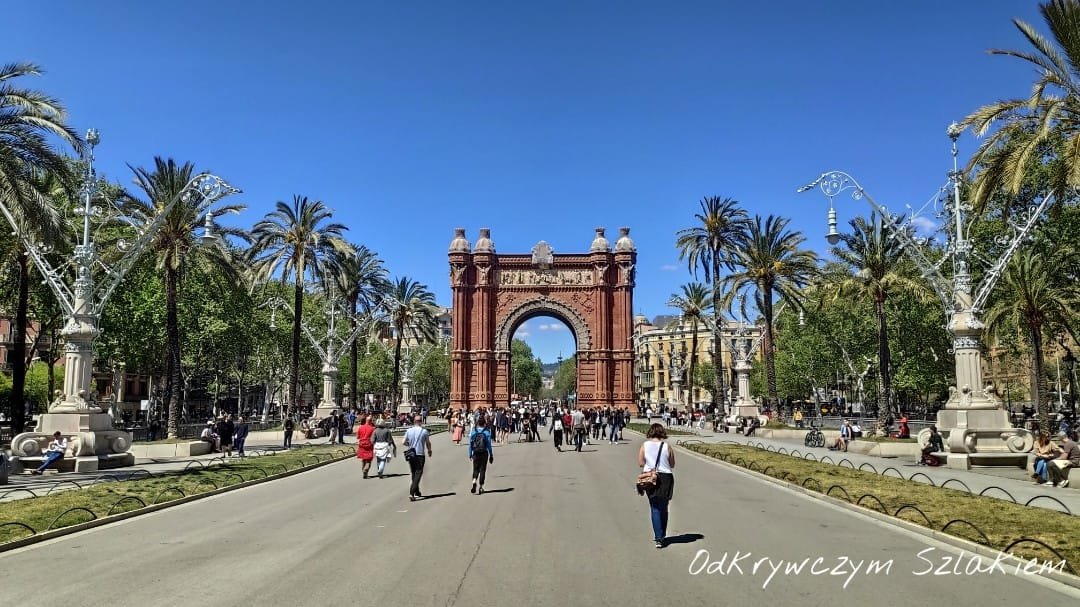 Promenada Passeig de Lluís Companys z łukiem triumfalnym w Barcelonie