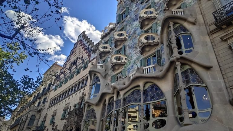 Kamienice Casa Batlló Gaudiego i Casa Amatller przy Passeig de Gràcia