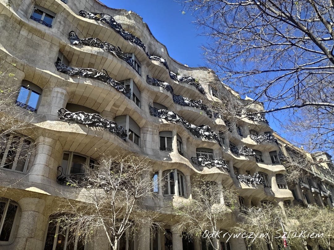 Falująca fasada Casa Milà (La Pedrera) Gaudiego w Barcelonie
